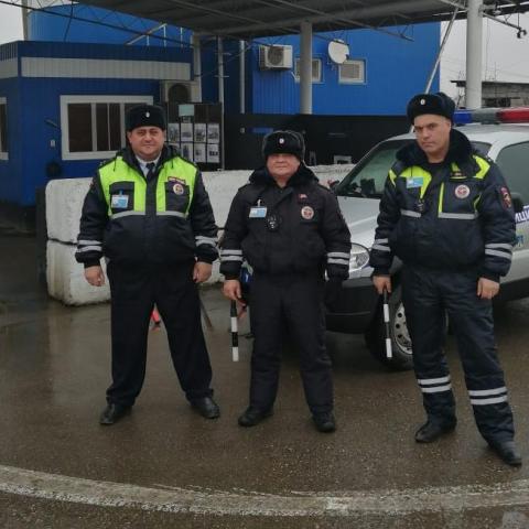 Полицейские оказали помощь водителю легковушки на Ставрополье